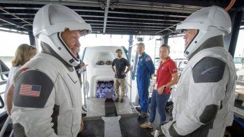 Los astronautas de la NASA Doug Hurley, izquierda, y Bob Behnken junto con equipos de la agencia espacial y la empresa SpaceX ensayan cómo salir de la cápsula Crew Dragon que transportará a seres humanos a la Estación Espacial Internacional, en Cabo Cañaveral, Florida, EEUU. ARCHIVO - 13 de agosto de 2019. Los astronautas de la NASA Doug Hurley, izquierda, y Bob Behnken junto con equipos de la agencia espacial y la empresa SpaceX ensayan cómo salir de la cápsula Crew Dragon que transportará a seres humanos a la Estación Espacial Internacional, en Cabo Cañaveral, Florida, EEUU. ARCHIVO - 13 de agosto de 2019.