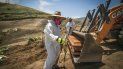 En esta foto del 5 de mayo de 2020, trabajadores con equipo de protección descargan un ataúd con los restos de una persona que murió por coronavirus, en una apartada área del cementerio municipal destinada para víctimas de COVID-19, en Tijuana, México. En esta foto del 5 de mayo de 2020, trabajadores con equipo de protección descargan un ataúd con los restos de una persona que murió por coronavirus, en una apartada área del cementerio municipal destinada para víctimas de COVID-19, en Tijuana, México.