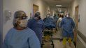 Trabajadores médicos trasladan a la nueva paciente con coronavirus para que sea tratada en el hospital Dr. Ernesto Che Guevara en Marica, Brasil, el jueves 21 de mayo de 2020. Trabajadores médicos trasladan a la nueva paciente con coronavirus para que sea tratada en el hospital Dr. Ernesto Che Guevara en Marica, Brasil, el jueves 21 de mayo de 2020.