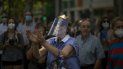 Gente aplaude a los participantes de una marcha de protesta organizada por el partido Vox contra la política del gobierno español para la pandemia de coronavirus, en Barcelona, España, sábado 23 de mayo de 2020. Gente aplaude a los participantes de una marcha de protesta organizada por el partido Vox contra la política del gobierno español para la pandemia de coronavirus, en Barcelona, España, sábado 23 de mayo de 2020.