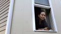 En imagen del miércoles 20 de mayo de 2020, Wendy De Los Santos, originaria de la República Dominicana, posa para una fotografía desde una ventana de su hogar, en Malden, Massachusetts. En imagen del miércoles 20 de mayo de 2020, Wendy De Los Santos, originaria de la República Dominicana, posa para una fotografía desde una ventana de su hogar, en Malden, Massachusetts.