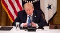 El presidente Donald Trump mira una tarjeta de débito usada para la distribución de ayuda por el COVID-19, en la Casa Blanca, Washington, DC, el 19 de mayo de 2020. El presidente Donald Trump mira una tarjeta de débito usada para la distribución de ayuda por el COVID-19, en la Casa Blanca, Washington, DC, el 19 de mayo de 2020.
