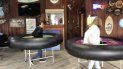 En el bar Fish Tales los clientes usan una especie de balsa que los aísla de los demás para mantener la distancia social. En el bar Fish Tales los clientes usan una especie de balsa que los aísla de los demás para mantener la distancia social.