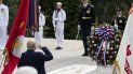 El presidente Donald Trump rinde homenaje antes de colocar una corona en la Tumba del Soldado Desconocido en el Cementerio Nacional Arlington, en honor al Día de los Caídos en Guerras, el lunes 25 de mayo de 2020, en Arlington, Virginia. El presidente Donald Trump rinde homenaje antes de colocar una corona en la Tumba del Soldado Desconocido en el Cementerio Nacional Arlington, en honor al Día de los Caídos en Guerras, el lunes 25 de mayo de 2020, en Arlington, Virginia.