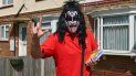 KISS publicó en su cuenta de Twitter una fotografía del cartero Gary Underdown. KISS publicó en su cuenta de Twitter una fotografía del cartero Gary Underdown.