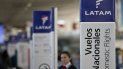 Una empleada de LATAM Airlines junto a los mostradores de facturación en el aeropuerto de Santiago de Chile. Una empleada de LATAM Airlines junto a los mostradores de facturación en el aeropuerto de Santiago de Chile.