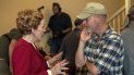 Esta imagen publicada por Netflix muestra a la actriz Holland Taylor, a la izquierda, hablando con Ryan Murphy en el set de Hollywood. Esta imagen publicada por Netflix muestra a la actriz Holland Taylor, a la izquierda, hablando con Ryan Murphy en el set de Hollywood.