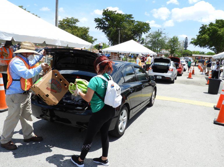 Voluntarios cargan alimentos en un auto en Hialeah. 