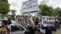 Dejen de matar gente por ser negra y ¡No puedo respirar! dicen algunos de los carteles que llevaban manifestantes durante una protesta por la muerte de George Floyd el 26 de mayo del 2020 en Minneapolis. Floyd, quien era negro, falleció el 25 de mayo cuando un policía blanco lo inmovilizó apoyando su rodilla en su cuello tras detenerlo por error. Dejen de matar gente por ser negra y ¡No puedo respirar! dicen algunos de los carteles que llevaban manifestantes durante una protesta por la muerte de George Floyd el 26 de mayo del 2020 en Minneapolis. Floyd, quien era negro, falleció el 25 de mayo cuando un policía blanco lo inmovilizó apoyando su rodilla en su cuello tras detenerlo por error.