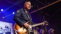 Esta foto de archivo del nueve de marzo de 2020 muestra a Jason Isbell, desde la izquierda, Todd Snider, T.J. Osborne y Aaron Lee Tasjan actuando en el concierto To Nashville, With Love Benefit en Nashville, Tennessee. Esta foto de archivo del nueve de marzo de 2020 muestra a Jason Isbell, desde la izquierda, Todd Snider, T.J. Osborne y Aaron Lee Tasjan actuando en el concierto To Nashville, With Love Benefit en Nashville, Tennessee.