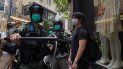 Policías antimotines forman una línea mientras identifican a peatones reunidos en el distrito Central de Hong Kong, el miércoles 27 de mayo de 2020. Policías antimotines forman una línea mientras identifican a peatones reunidos en el distrito Central de Hong Kong, el miércoles 27 de mayo de 2020.