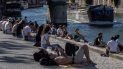 Unas personas se sientan en la orilla del río Sena en París, el jueves 28 de mayo de 2020. Unas personas se sientan en la orilla del río Sena en París, el jueves 28 de mayo de 2020.