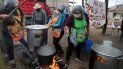 Mujeres preparan comida para un grupo de familias que enfrentan dificultades por la pandemia del nuevo coronavirus en Villa María del Triunfo en Lima, Perú. Mujeres preparan comida para un grupo de familias que enfrentan dificultades por la pandemia del nuevo coronavirus en Villa María del Triunfo en Lima, Perú.