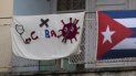 Vista de una tela con la imagen del nuevo coronavirus, el cartel de Cuba y un estetóscopo en un balcón de La Habana. Vista de una tela con la imagen del nuevo coronavirus, el cartel de Cuba y un estetóscopo en un balcón de La Habana.