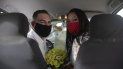 Ayrton (izquierda) y Natasha, con mascarillas para protegerse del coronavirus, posan para un fotografía tras casarse en un drive-thru en un registro del vecindario de Santa Cruz, en Río de Janeiro, Brasil, el 28 de mayo de 2020. Ayrton (izquierda) y Natasha, con mascarillas para protegerse del coronavirus, posan para un fotografía tras casarse en un drive-thru en un registro del vecindario de Santa Cruz, en Río de Janeiro, Brasil, el 28 de mayo de 2020.