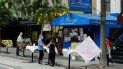 En Nueva York, clientes con mascarillas están parados en mesas afuera de restaurantes el jueves 28 de mayo de 2020. En Nueva York, clientes con mascarillas están parados en mesas afuera de restaurantes el jueves 28 de mayo de 2020.