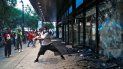 Un manifestante rompe cristales el viernes 29 de mayo de 2020 en la sede de la cadena CNN en Atlanta, usando como pretexto la muerte de George Floyd a manos de la policía en Minneapolis. Un manifestante rompe cristales el viernes 29 de mayo de 2020 en la sede de la cadena CNN en Atlanta, usando como pretexto la muerte de George Floyd a manos de la policía en Minneapolis.
