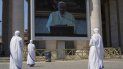 Monjas miran al papa Francisco en una pantalla en la Plaza de San Pedro, Vaticano, durante la oración de Regina Coeli, 24 de mayo de 2020. El papa celebró un oficio mariano el sábado 30 mayo de 2020 con 100 personas en los Jardines del Vaticano. Monjas miran al papa Francisco en una pantalla en la Plaza de San Pedro, Vaticano, durante la oración de Regina Coeli, 24 de mayo de 2020. El papa celebró un oficio mariano el sábado 30 mayo de 2020 con 100 personas en los Jardines del Vaticano.