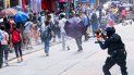 China, Hong Kong: un agente de la policía antidisturbios dispara proyectiles de gas pimienta a los manifestantes durante una manifestación contra la segunda lectura del Proyecto de Ley del Himno Nacional China, Hong Kong: un agente de la policía antidisturbios dispara proyectiles de gas pimienta a los manifestantes durante una manifestación contra la segunda lectura del Proyecto de Ley del Himno Nacional