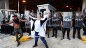 Un par de manifestantes intentan convencer a otros que no arrojen piedras y botellas de agua a la policía durante una manifestación el sábado 30 de mayo de 2020, en el centro de Miami. Un par de manifestantes intentan convencer a otros que no arrojen piedras y botellas de agua a la policía durante una manifestación el sábado 30 de mayo de 2020, en el centro de Miami.