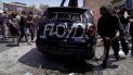 Manifestantes que protestan por la muerte del afroamericano George Floyd, vandalizan un vehículo de la Policía en Los Angeles, California. Manifestantes que protestan por la muerte del afroamericano George Floyd, vandalizan un vehículo de la Policía en Los Angeles, California.