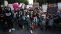 Un grupo de manifestantes protesta en Las Vegas el 30 de mayo de 2020 por la muerte de George Floyd, un hombre afroamericano que murió asfixiado estando detenido por la policía el pasado 25 de mayo en Minneapolis. Las autoridades de salud temen que las protestas favorezcan un aumento en los contagios de coronavirus. Un grupo de manifestantes protesta en Las Vegas el 30 de mayo de 2020 por la muerte de George Floyd, un hombre afroamericano que murió asfixiado estando detenido por la policía el pasado 25 de mayo en Minneapolis. Las autoridades de salud temen que las protestas favorezcan un aumento en los contagios de coronavirus.