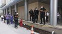 Agentes de policía en Fort Lauderdale brindan información a personas en la entrada de la corte estatal. Agentes de policía en Fort Lauderdale brindan información a personas en la entrada de la corte estatal.