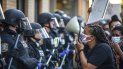 Una manifestante enfrenta a la policía durante una protesta contra la violencia policial el Lexington, Kentucky, el domingo 31 de mayo de 2020. Una manifestante enfrenta a la policía durante una protesta contra la violencia policial el Lexington, Kentucky, el domingo 31 de mayo de 2020.