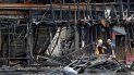 Dos trabajadores evalúan los daños causados a una tienda de artículos deportivos, el lunes 1 de junio de 2020, en Tampa, Florida, después de que el negocio fuera saqueado e incendiado durante una protesta el sábado por la noche. Dos trabajadores evalúan los daños causados a una tienda de artículos deportivos, el lunes 1 de junio de 2020, en Tampa, Florida, después de que el negocio fuera saqueado e incendiado durante una protesta el sábado por la noche.