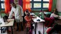 Usando una mascarilla en medio de la pandemia del nuevo coronavirus, un maestro dirige su clase en el primer día de vuelta a la escuela rural cerca de Empalme Olmos, Uruguay, el lunes 1 de junio de 2020 Usando una mascarilla en medio de la pandemia del nuevo coronavirus, un maestro dirige su clase en el primer día de vuelta a la escuela rural cerca de Empalme Olmos, Uruguay, el lunes 1 de junio de 2020