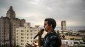 El tenor cubano Andrés Sánchez Joglar serena a sus vecinos desde el balcón de su apartamento en La Habana el domingo 31 de mayo de 2020. El tenor cubano Andrés Sánchez Joglar serena a sus vecinos desde el balcón de su apartamento en La Habana el domingo 31 de mayo de 2020.