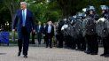 El presidente Donald Trump camina el lunes 1 de junio de 2020 junto a agentes policiales en el parque Lafayette frente a la Casa Blanca, en Washington. El presidente Donald Trump camina el lunes 1 de junio de 2020 junto a agentes policiales en el parque Lafayette frente a la Casa Blanca, en Washington.