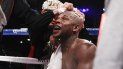 En esta imagen del sábado 5 de mayo de 2012, Floyd Mayweather en su esquina entre rounds durante la pelea de campeonato mundial de peso welter ante Miguel Cotto, en Las Vegas. En esta imagen del sábado 5 de mayo de 2012, Floyd Mayweather en su esquina entre rounds durante la pelea de campeonato mundial de peso welter ante Miguel Cotto, en Las Vegas.