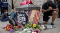 Varias personas se reúnen alrededor de un memorial improvisado para honrar a George Floyd, el hombre afroestadounidense que murió asfixiado durante una operación de arresto policial en Minneapolis. Varias personas se reúnen alrededor de un memorial improvisado para honrar a George Floyd, el hombre afroestadounidense que murió asfixiado durante una operación de arresto policial en Minneapolis.