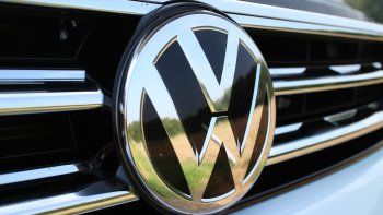 En septiembre del 2015, Volkswagen admitió manipulaciones en sus emisiones. El escándalo le costó unos 33.400 millones de dólares. En septiembre del 2015, Volkswagen admitió manipulaciones en sus emisiones. El escándalo le costó unos 33.400 millones de dólares.