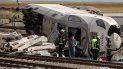 Bomberos y agentes españoles en el sitio de un accidente luego de que un tren de pasajeros de alta velocidad chocó contra un automóvil en La Hiniesta, en el noroeste de España, el martes 2 de junio de 2020. Bomberos y agentes españoles en el sitio de un accidente luego de que un tren de pasajeros de alta velocidad chocó contra un automóvil en La Hiniesta, en el noroeste de España, el martes 2 de junio de 2020.