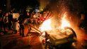 Manifestantes prenden un fuego durante una protesta por la muerte de George Floyd, y queman una bandera de Estados Unidos, el domingo 31 de mayo de 2020 en Washington. Las protestas se han tornado violentas causando destrucción y saqueos en el país. Manifestantes prenden un fuego durante una protesta por la muerte de George Floyd, y queman una bandera de Estados Unidos, el domingo 31 de mayo de 2020 en Washington. Las protestas se han tornado violentas causando destrucción y saqueos en el país.