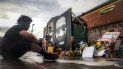 El manifestante Trevor Rodríguez observa sentado un monumento improvisado en el sitio donde George Floyd falleció. El manifestante Trevor Rodríguez observa sentado un monumento improvisado en el sitio donde George Floyd falleció.