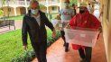 Penelas, junto a un grupo de voluntarios dispuestos a repartir alimentos. Penelas, junto a un grupo de voluntarios dispuestos a repartir alimentos.