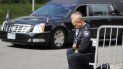 Agentes de la policía, incluido el jefe de la policía de Minneapolis Medaria Arradondo (en primer plano), se arrodillan mientras arriba el cuerpo de George Floyd previo a su funeral el jueves 4 de junio de 2020, en Minneapolis. Agentes de la policía, incluido el jefe de la policía de Minneapolis Medaria Arradondo (en primer plano), se arrodillan mientras arriba el cuerpo de George Floyd previo a su funeral el jueves 4 de junio de 2020, en Minneapolis.
