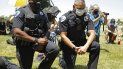 Un par de policías se arrodilla durante un evento de solidaridad el miércoles 3 de junio de 2020, en Fairfield, California. Un par de policías se arrodilla durante un evento de solidaridad el miércoles 3 de junio de 2020, en Fairfield, California.