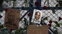 Esta fotografía del sábado 30 de mayo de 2020 muestra imágenes de George Floyd, un hombre de raza negra que murió a manos de la policía de Minneapolis, rodeadas de rosas en una barricada frente a la embajada de Estados Unidos en la Ciudad de México. Esta fotografía del sábado 30 de mayo de 2020 muestra imágenes de George Floyd, un hombre de raza negra que murió a manos de la policía de Minneapolis, rodeadas de rosas en una barricada frente a la embajada de Estados Unidos en la Ciudad de México.