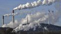 En esta fotografía del 16 de enero de 2020 se muestra una termoeléctrica a carbón de la compañía Uniper y una refinería de BP junto a un generador eólico en Gelsenkirchen, Alemania. En esta fotografía del 16 de enero de 2020 se muestra una termoeléctrica a carbón de la compañía Uniper y una refinería de BP junto a un generador eólico en Gelsenkirchen, Alemania.