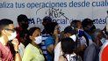 Personas esperan para ingresar a una agencia bancaria en Valencia, Venezuela, en la primera semana de la flexibilización de la cuarentena por el coronavirus COVID-19. Personas esperan para ingresar a una agencia bancaria en Valencia, Venezuela, en la primera semana de la flexibilización de la cuarentena por el coronavirus COVID-19.