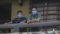 orman Cardoze, a la izquierda, y su hijo Norman Cardoze Jr. posan para una foto desde el balcón de su casa donde están en cuarentena después de contraer el nuevo coronavirus en Managua, Nicaragua orman Cardoze, a la izquierda, y su hijo Norman Cardoze Jr. posan para una foto desde el balcón de su casa donde están en cuarentena después de contraer el nuevo coronavirus en Managua, Nicaragua