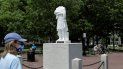 Una mujer observa una estatua decapitada de Cristóbal Colón en Boston el 10 de junio del 2020. Una mujer observa una estatua decapitada de Cristóbal Colón en Boston el 10 de junio del 2020.