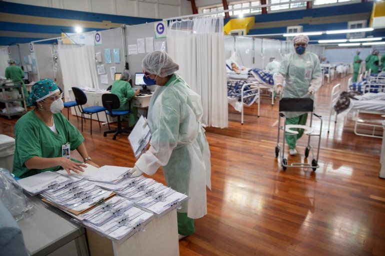   Personal de salud trabaja en un hospital de campaña construido dentro de un gimnasio para tratar a pacientes con COVID-19 en Santo Andre
