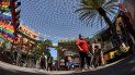 Varias personas recorren el paseo turístico Universal CityWalk el jueves 11 de junio de 2020, cerca de Universal City, California, el cual fue reabierto recientemente tras ser cerrado debido a la pandemia de coronavirus. Varias personas recorren el paseo turístico Universal CityWalk el jueves 11 de junio de 2020, cerca de Universal City, California, el cual fue reabierto recientemente tras ser cerrado debido a la pandemia de coronavirus.