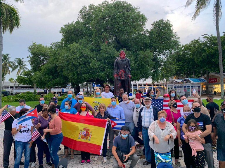Españoles e hispanos en protesta contra actos de vandalismo con signos comunistas en estatuas de exploradores españoles en Miami