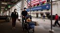 Una familia con cubrebocas pasa frente a la Bolsa de Valores de Nueva York. Una familia con cubrebocas pasa frente a la Bolsa de Valores de Nueva York.